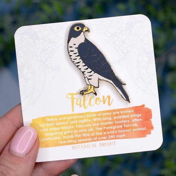 Falcon Bird Enamel Pin - Gold Plated Nature Brooch - Wildlife Jewelry - Picture 2 of 2